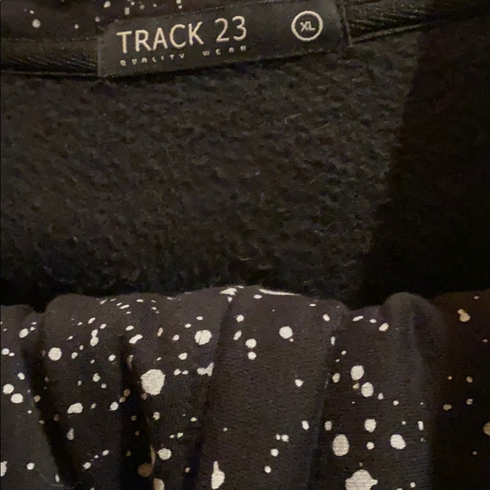 blackjacket and thesweats r aM andthe jacket isXL